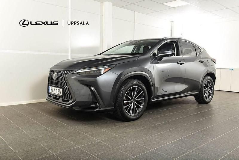Grå Begagnad 2023 Lexus NX450h+ Executive Line SUV | 599 900 kr (Lite dyr) - Bild 1/4