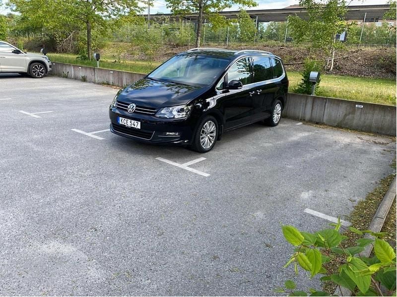 Svart Begagnad 2017 VW Sharan GT Minibuss | 285 000 kr (Marknadspris) - Bild 1/4