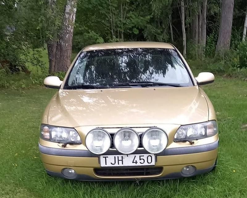 Gul Begagnad 2002 Volvo S60 Business Edition Sedan | 10 000 kr (Marknadspris) - Bild 1/4