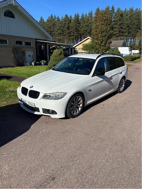 Vit Begagnad 2010 BMW 320 Comfort Edition Kombi | 66 000 kr (Bra pris) - Bild 1/4