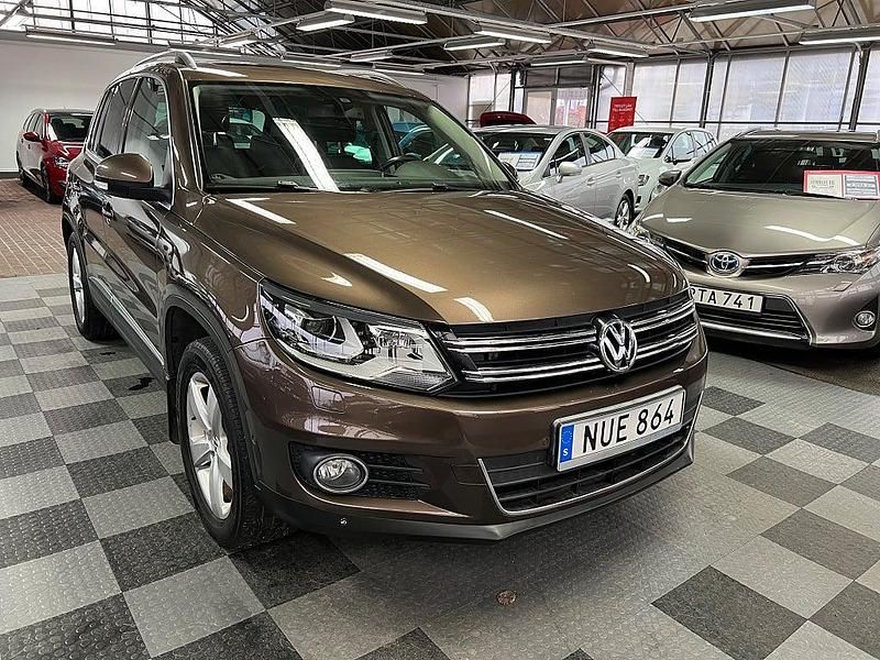 Brun Begagnad 2011 VW Tiguan Sportline SUV | 89 000 kr (Marknadspris) - Bild 1/4