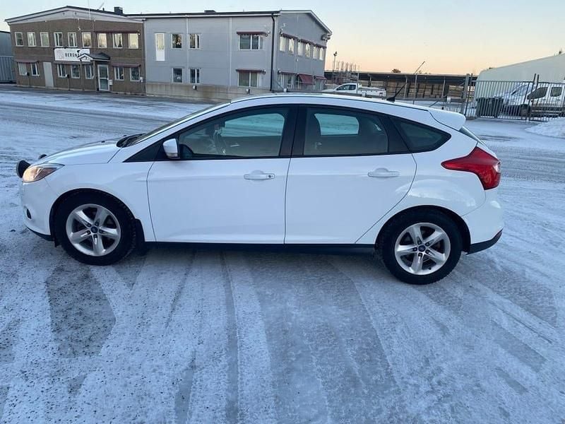 Vit Begagnad 2011 Ford Focus Halvkombi | 44 500 kr (Marknadspris) - Bild 1/4