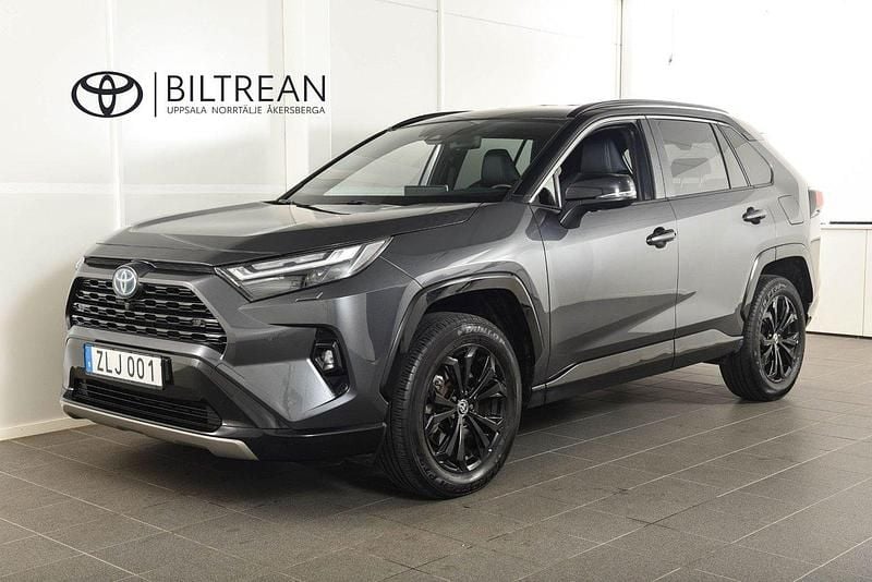 Grå (grå metallic) Begagnad 2022 Toyota RAV4 Hybrid Style SUV | 388 900 kr (Marknadspris) - Bild 1/4