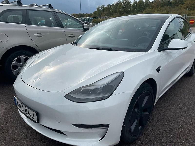 Vit (vit metallic) Begagnad 2022 Tesla Model 3 Long Range AWD Sedan | 369 000 kr (Lite dyr) - Bild 1/2