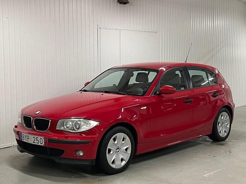 Röd Begagnad 2007 BMW 118 Advantage Halvkombi | 64 900 kr (Marknadspris) - Bild 1/4