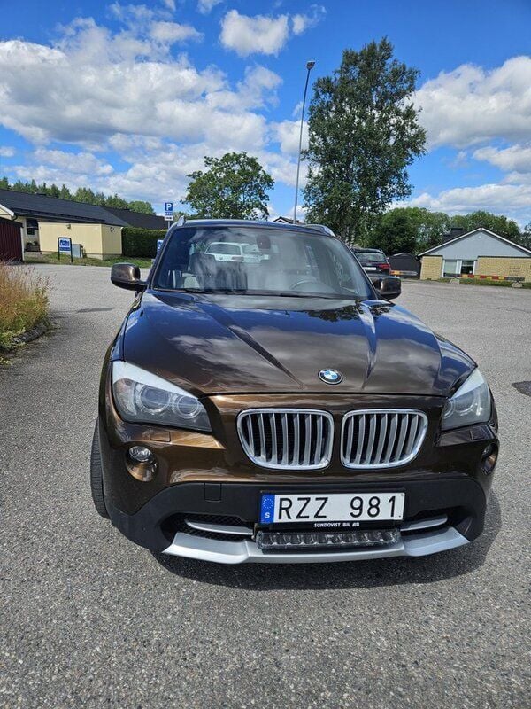 Brun Begagnad 2011 BMW X1 SUV | 70 000 kr (Superpris) - Bild 1/4