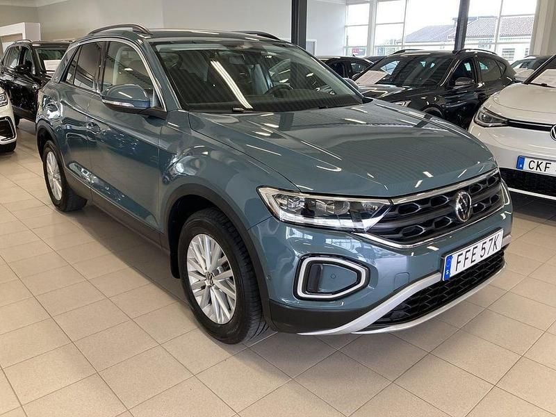 Grå (petroleum blue metallic) Begagnad 2024 VW T-Roc SUV | 259 000 kr (Superpris) - Bild 1/4
