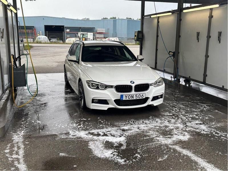 Vit Begagnad 2018 BMW 318 M Sport Kombi | 210 000 kr (Marknadspris) - Bild 1/4