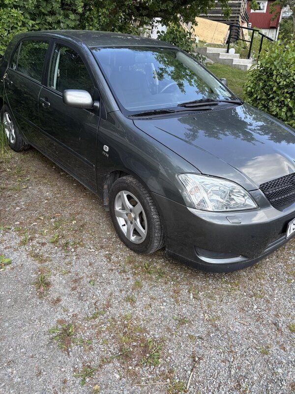 Grå Begagnad 2002 Toyota Corolla Halvkombi | 23 000 kr (Marknadspris) - Bild 1/4