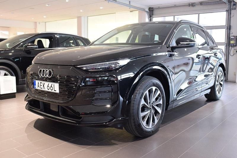 Svart Ny 2025 Audi Q6 e-tron SUV | 762 900 kr (Marknadspris) - Bild 1/4
