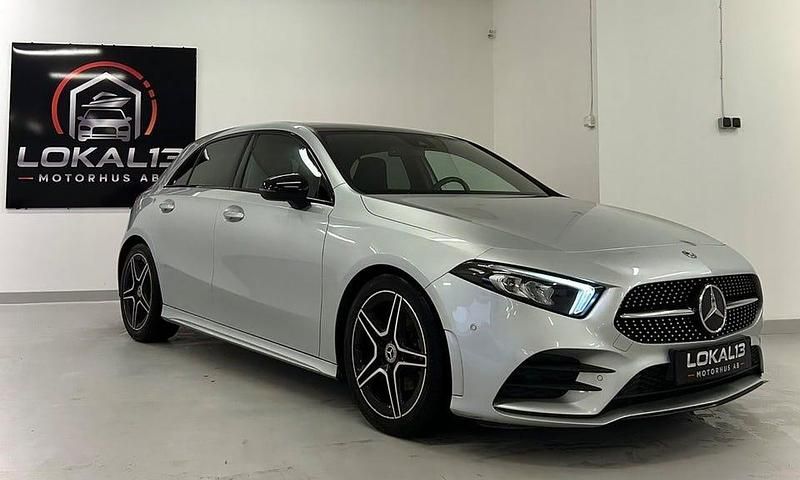 Silver Begagnad 2018 Mercedes A180 AMG Halvkombi | 219 900 kr (Lite dyr) - Bild 1/4