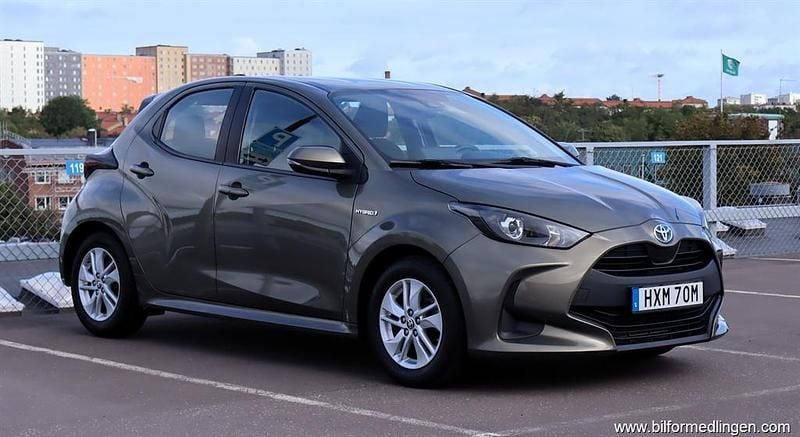 Grön Begagnad 2021 Toyota Yaris Active Halvkombi | 199 500 kr - Bild 1/4