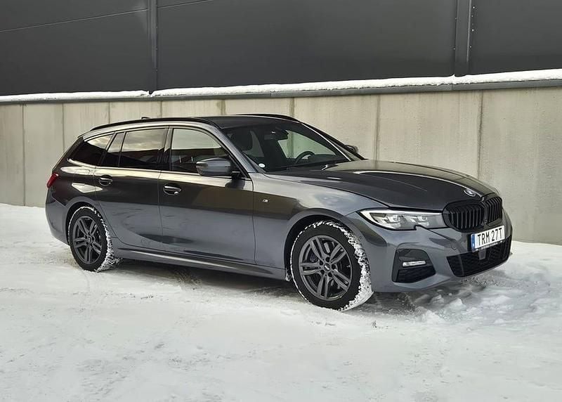 Grå Begagnad 2021 BMW 330 M Sport Kombi | 349 000 kr (Dyr) - Bild 1/4
