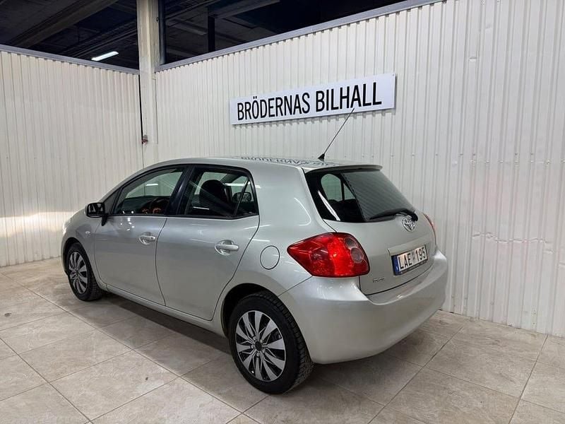Begagnad Toyota Auris 124 HK (91 kW) 2007 Silver Halvkombi