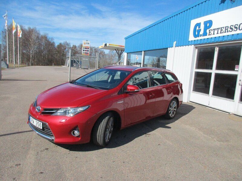 Mörkröd Begagnad 2013 Toyota Auris Touring Sports Executive Kombi | 95 000 kr (Bra pris) - Bild 1/4