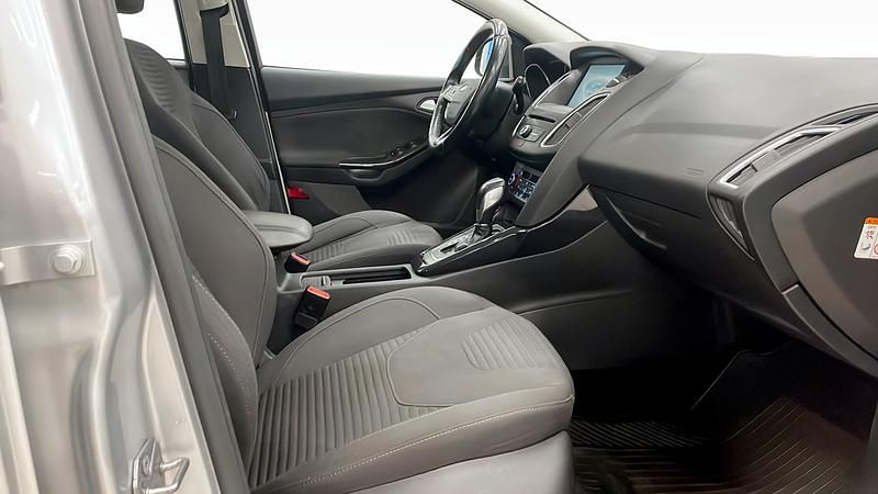 Begagnad Ford Focus Titanium 120 HK (88 kW) 2016 Grå Kombi