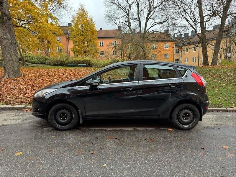 Svart Begagnad 2014 Ford Fiesta Titanium Halvkombi | 82 000 kr (Marknadspris) - Bild 1/4