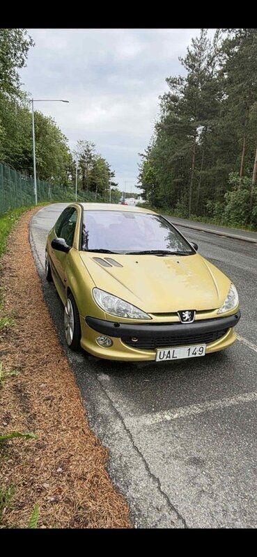 Gul Begagnad 2003 Peugeot 206 GTi Halvkombi | 19 000 kr (Marknadspris) - Bild 1/4
