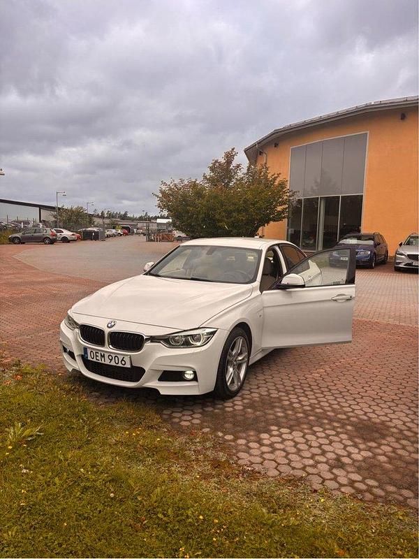 Vit Begagnad 2017 BMW 320 M Sport Sedan | 190 000 kr (Marknadspris) - Bild 1/4