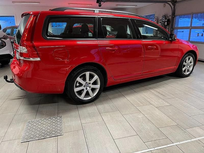 Begagnad Volvo V70 Kinetic 150 HK (110 kW) 2016 Röd Kombi