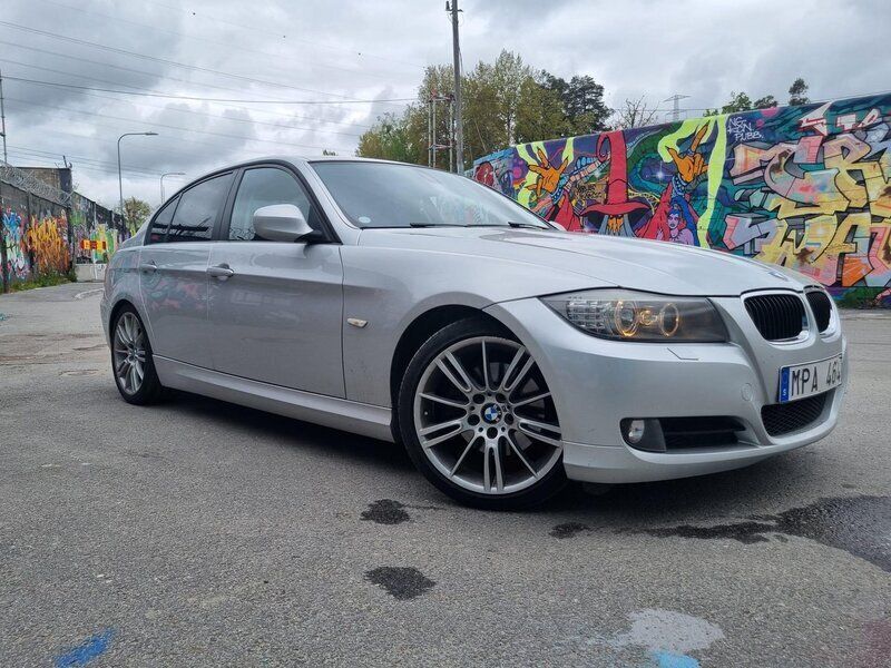Grå Begagnad 2010 BMW 320 Comfort Edition Sedan | 114 995 kr (Lite dyr) - Bild 1/4