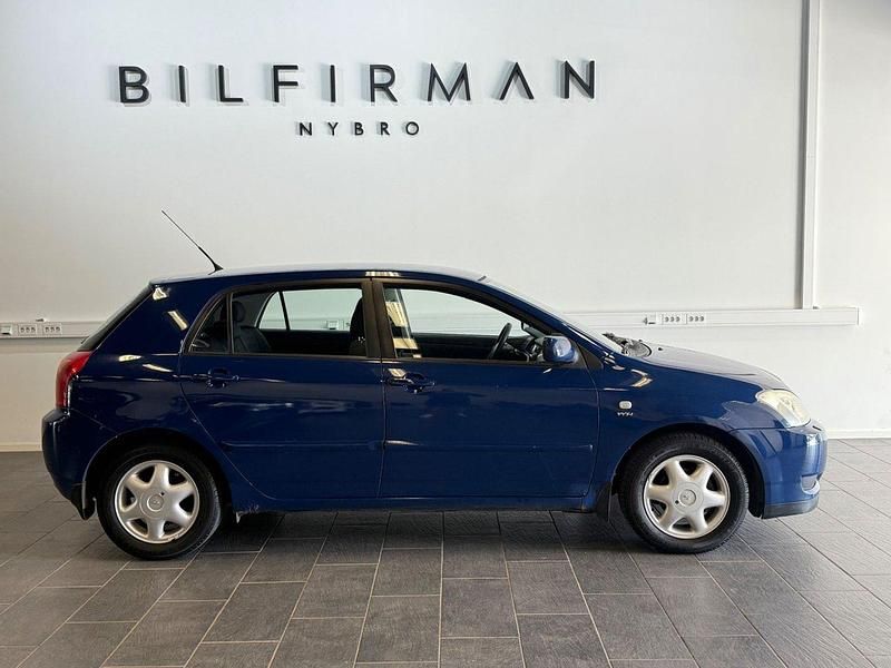 Mörkblå (blå) Begagnad 2004 Toyota Corolla Halvkombi | 29 900 kr (Lite dyr) - Bild 1/4