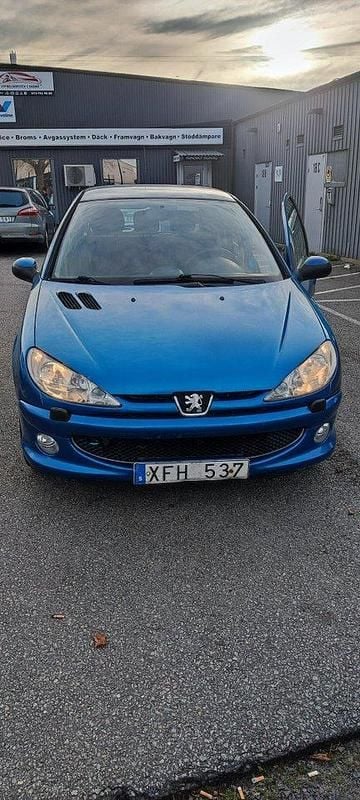 Blå Begagnad 2006 Peugeot 206 Halvkombi | 16 000 kr (Marknadspris) - Bild 1/4