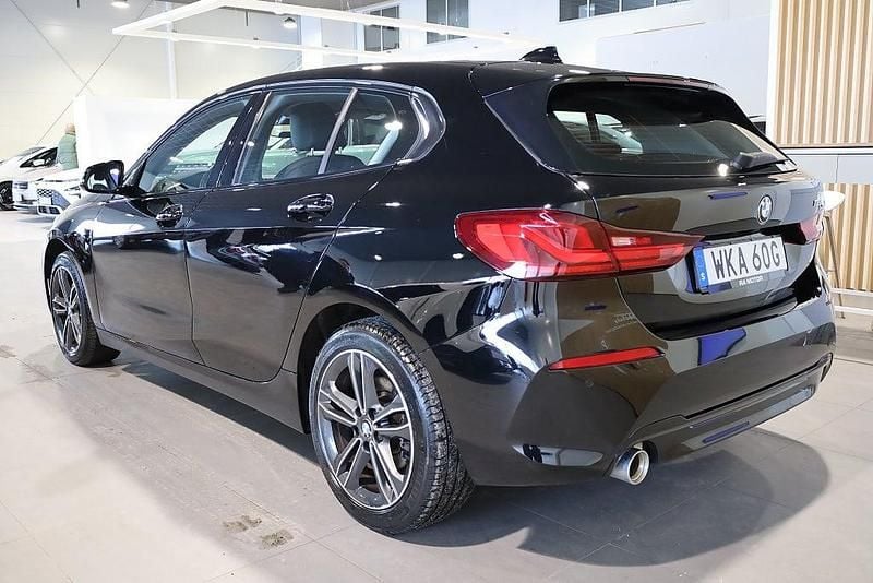 Begagnad BMW 118 Sport Line 136 HK (100 kW) 2021 Svart Halvkombi