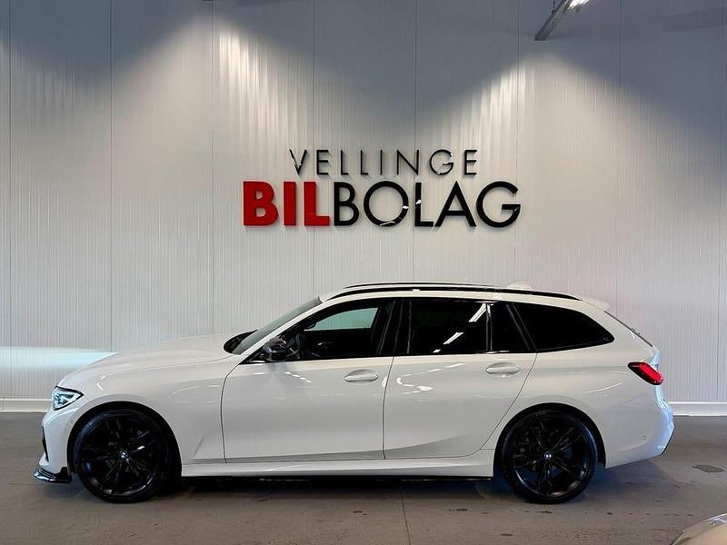 Vit Begagnad 2020 BMW 320 M Sport Kombi | 309 500 kr (Dyr) - Bild 1/4
