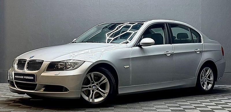 Ljusgrå (grå) Begagnad 2008 BMW 325 Advantage Sedan | 69 900 kr (Marknadspris) - Bild 1/4