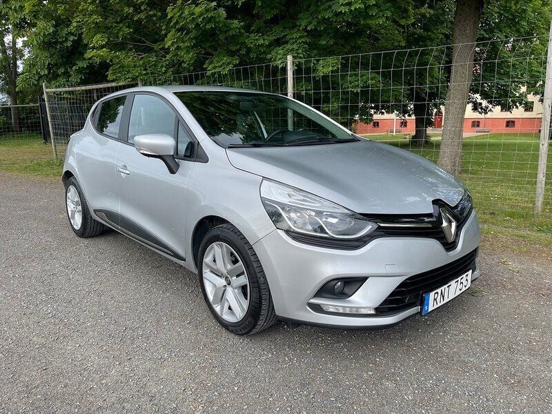 Silver Begagnad 2018 Renault Clio IV Halvkombi | 99 000 kr (Marknadspris) - Bild 1/4