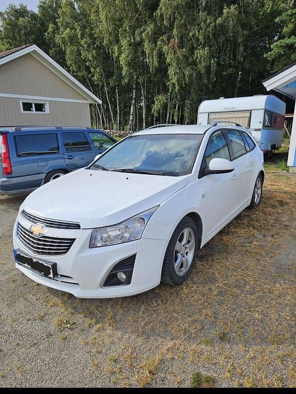 Vit Begagnad 2013 Chevrolet Cruze Kombi | 35 000 kr (Bra pris) - Bild 1/4