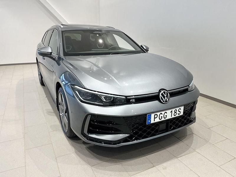 Mörkgrå (diabase grey metallic) Ny 2025 VW Passat R-line Kombi | 556 500 kr (Marknadspris) - Bild 1/4