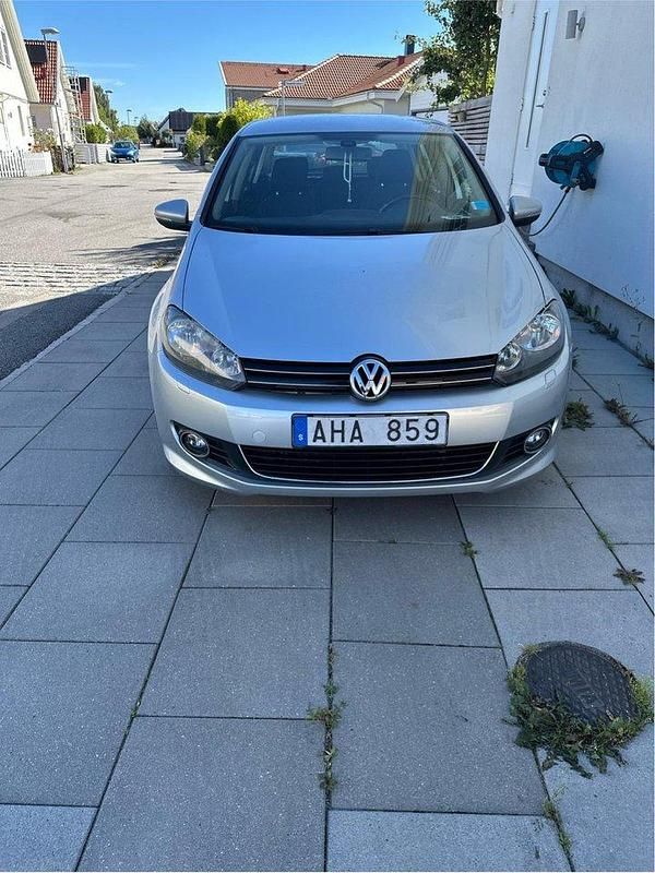 Silver Begagnad 2013 VW Golf VII Halvkombi | 69 900 kr (Marknadspris) - Bild 1/4