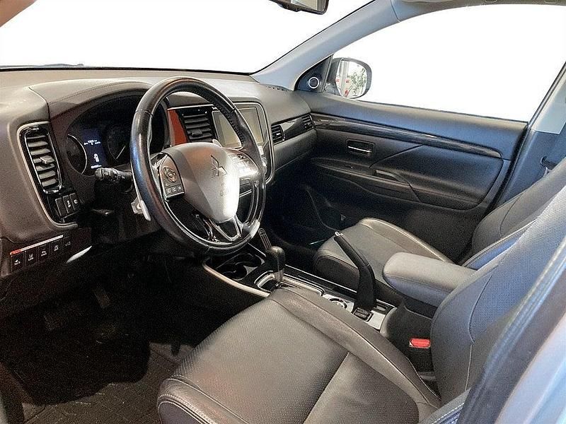 Begagnad Mitsubishi Outlander 150 HK (110 kW) 2017 Silver SUV
