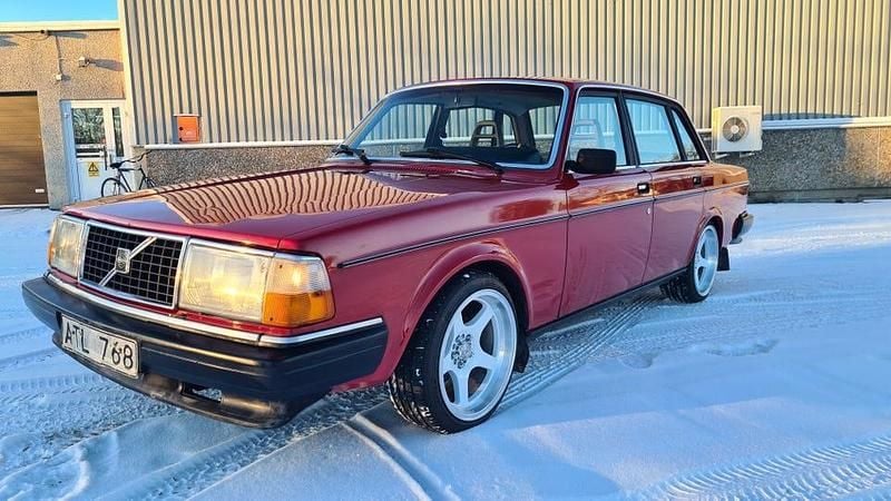 Begagnad 1982 Volvo 244 Sedan | 60 000 kr - Bild 1/4