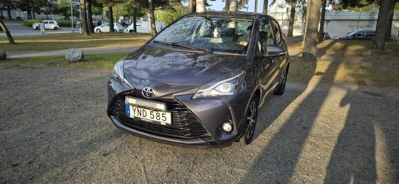 Grå Begagnad 2018 Toyota Yaris Multidrive S Halvkombi | 140 000 kr (Marknadspris) - Bild 1/4