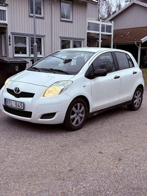 Vit Begagnad 2010 Toyota Yaris Halvkombi | 20 000 kr (Superpris) - Bild 1/4