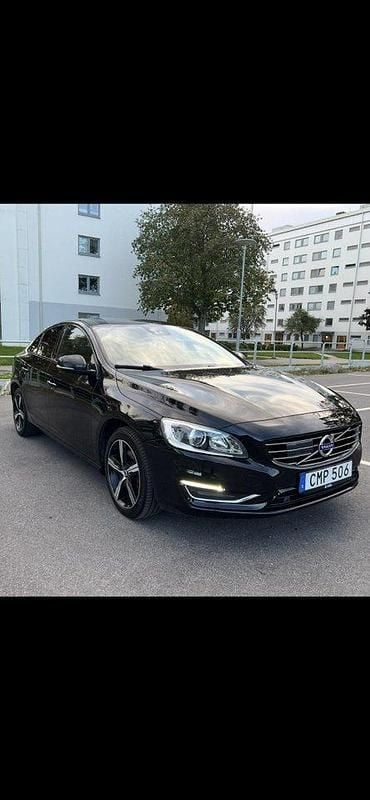 Svart Begagnad 2017 Volvo S60 Momentum Sedan | 164 000 kr (Bra pris) - Bild 1/4