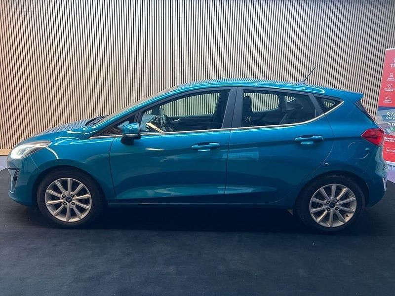 Begagnad Ford Fiesta Titanium 101 HK (74 kW) 2018 Blå Halvkombi