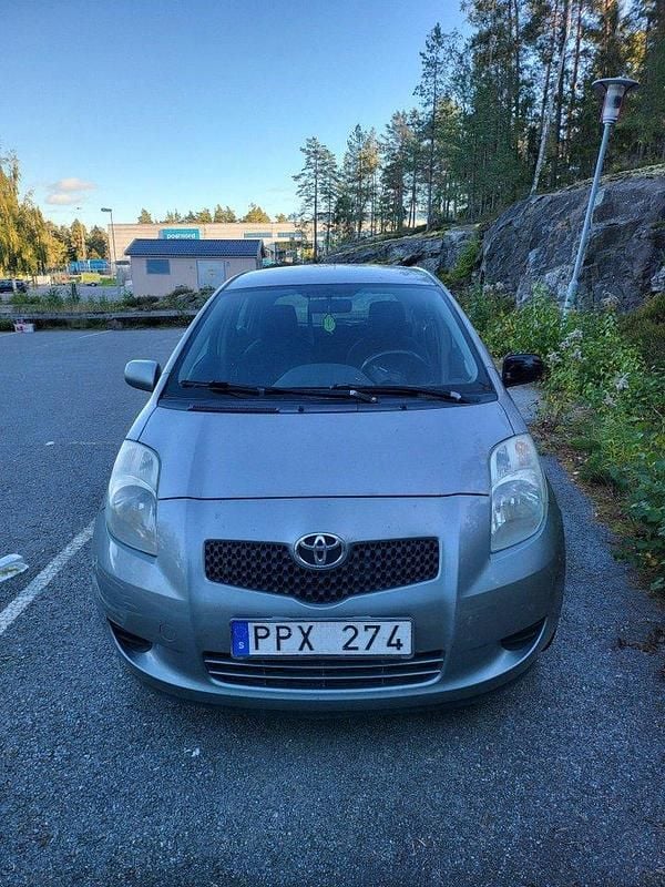 Grå Begagnad 2006 Toyota Yaris Halvkombi | 16 500 kr (Marknadspris) - Bild 1/4
