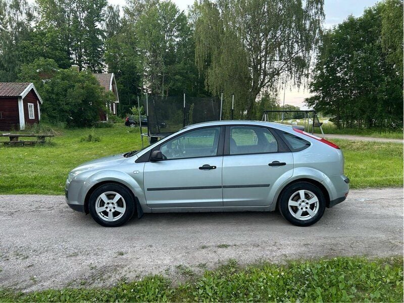 Grå Begagnad 2005 Ford Focus Halvkombi | 24 499 kr (Marknadspris) - Bild 1/4