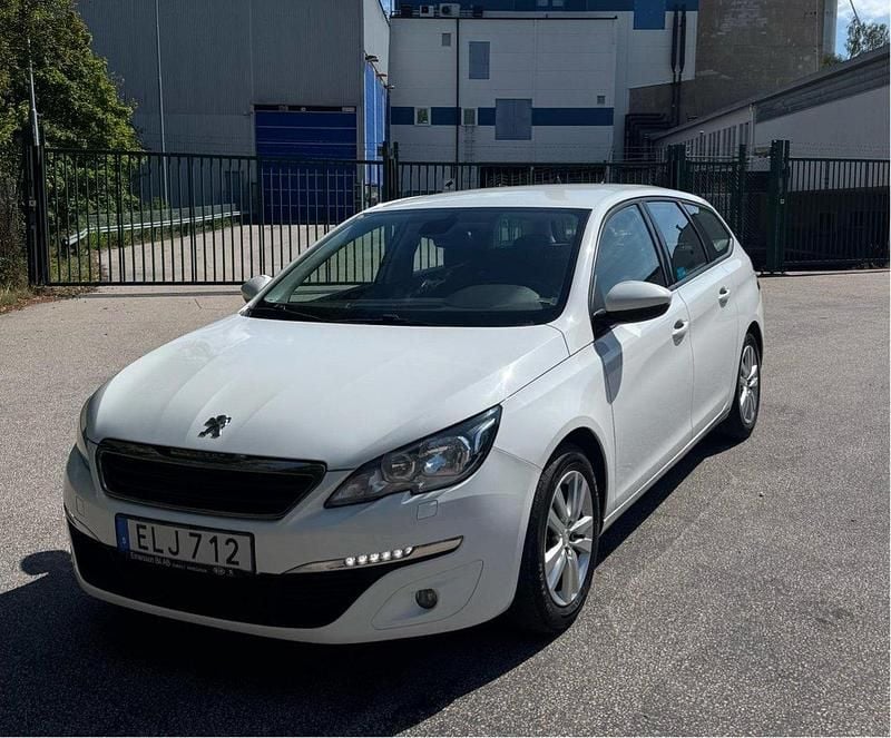 Vit Begagnad 2017 Peugeot 308 Active Kombi | 83 000 kr - Bild 1/4