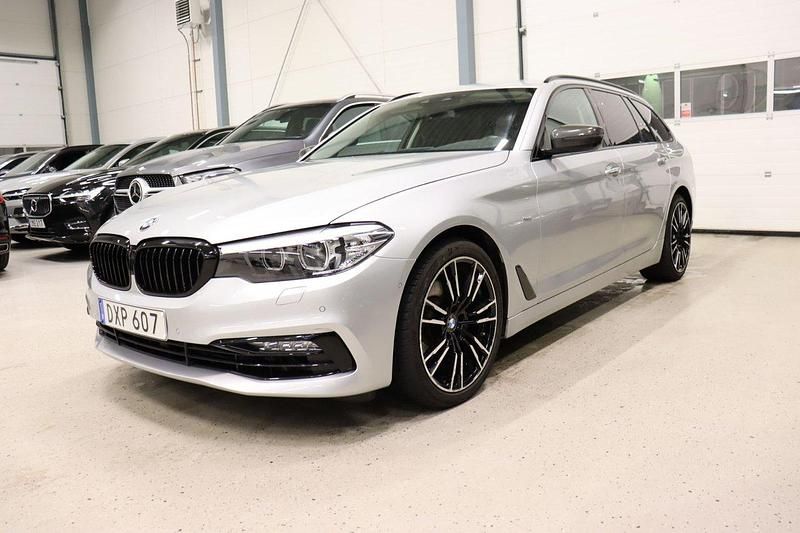 Silver Begagnad 2017 BMW 520 Sport Line Kombi | 239 400 kr (Marknadspris) - Bild 1/4