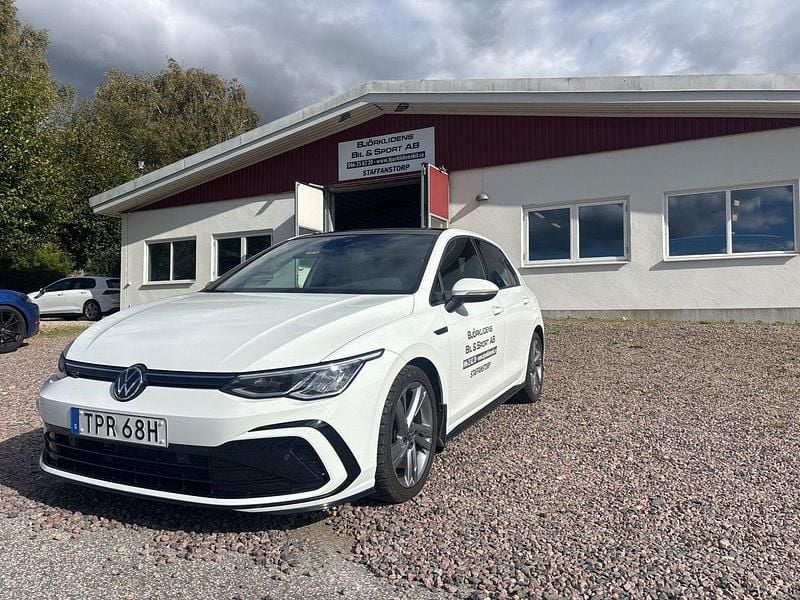 Vit Begagnad 2021 VW Golf VIII R-line Halvkombi | 209 000 kr (Marknadspris) - Bild 1/4
