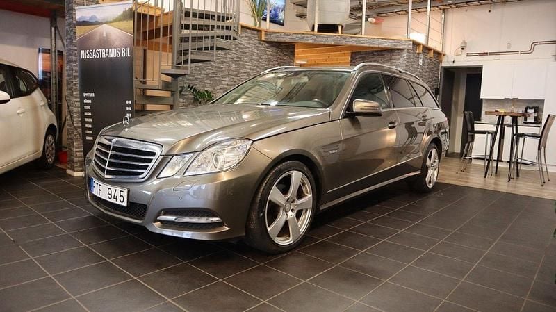 Mörkgrå Begagnad 2010 Mercedes E220 Kombi | 94 900 kr (Marknadspris) - Bild 1/4