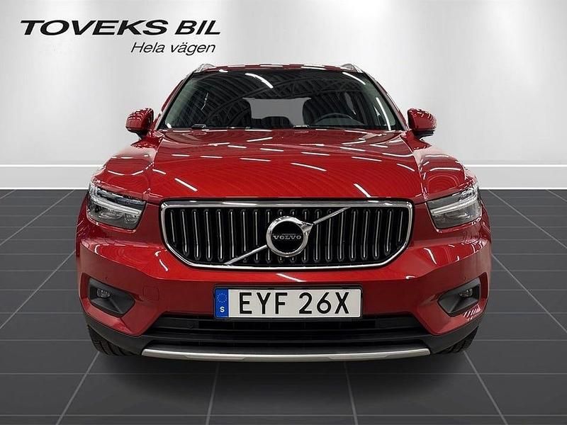 Begagnad Volvo XC40 Momentum 129 HK (94 kW) 2022 Röd SUV
