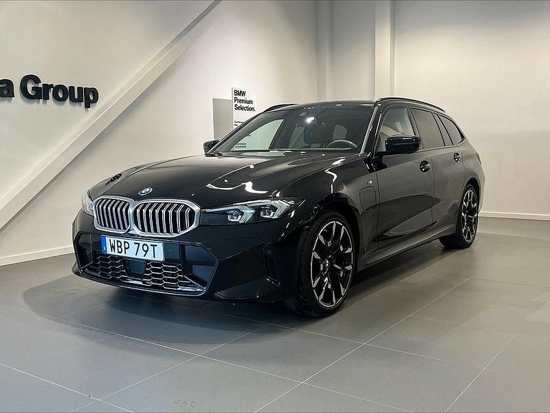 Svart Begagnad 2024 BMW 330e Comfort Edition Kombi | 589 000 kr (Lite dyr) - Bild 1/4