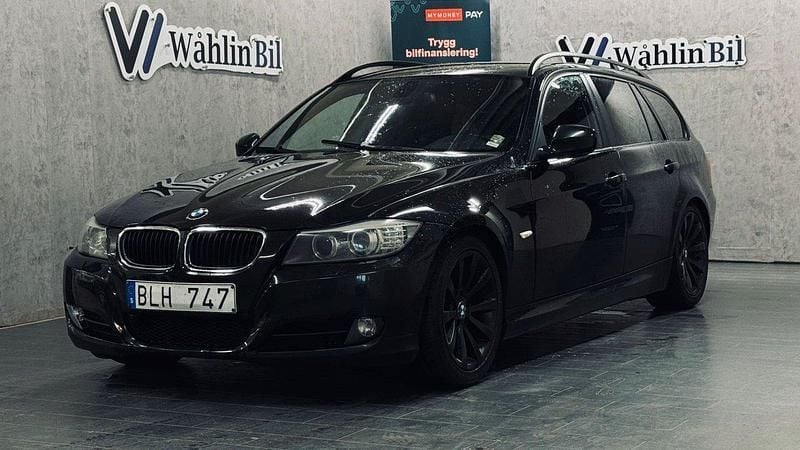 Svart Begagnad 2010 BMW 320 Comfort Edition Kombi | 89 900 kr (Marknadspris) - Bild 1/4