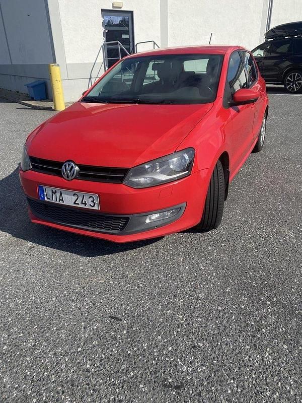 Röd Begagnad 2010 VW Polo Halvkombi | 31 000 kr (Lite dyr) - Bild 1/4